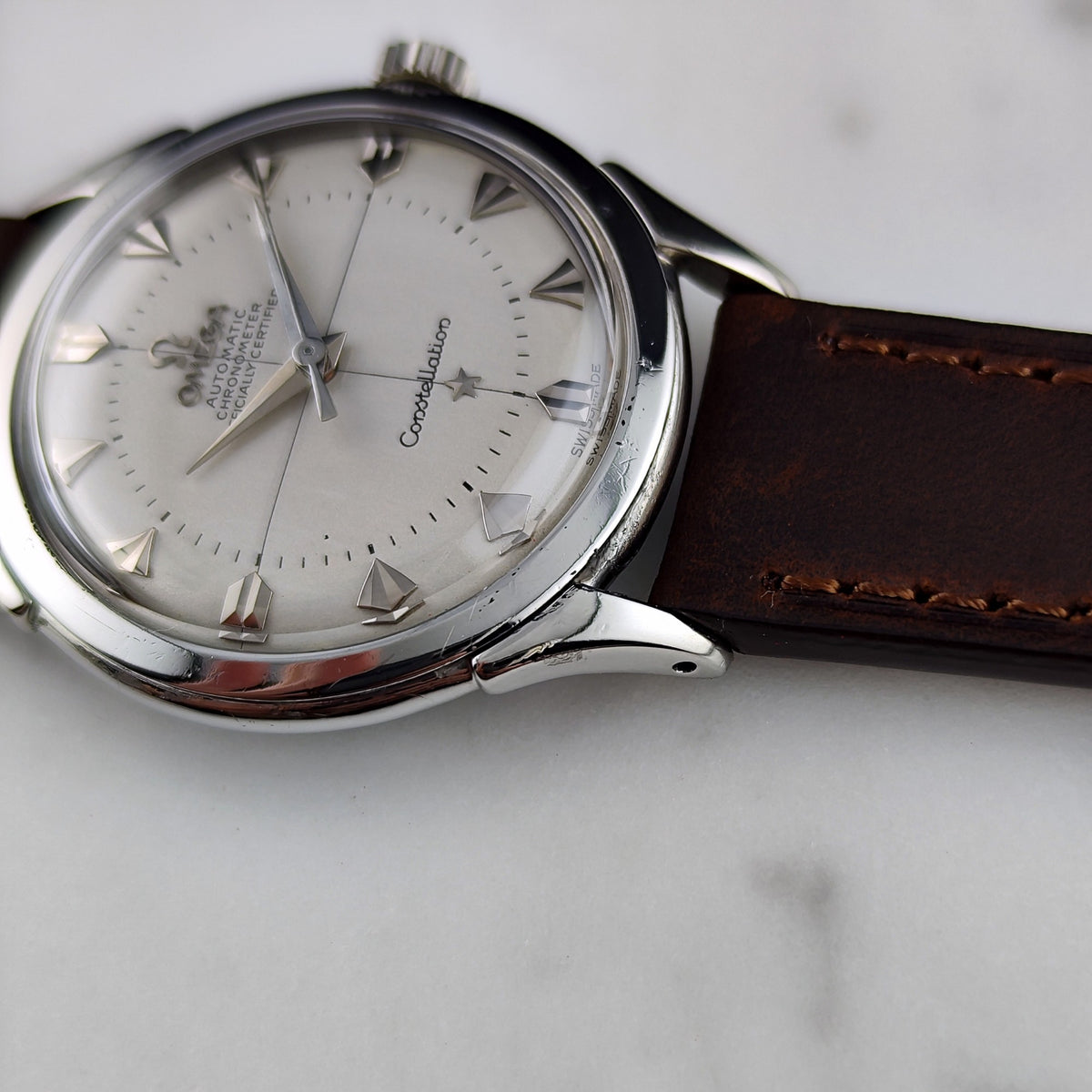 Omega Constellation Chronometer White Dial Special Index 1956 with Box – Zifferblatt in Schrägansicht mit Krone