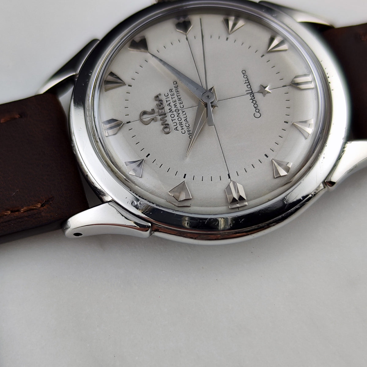 Omega Constellation Chronometer White Dial Special Index 1956 with Box – Zifferblatt in Nahaufnahme mit Seitenansicht