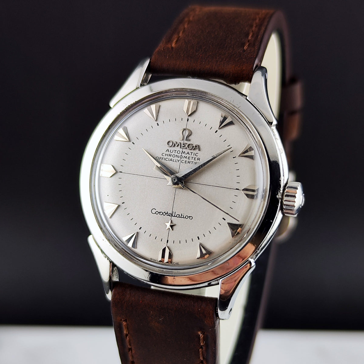 Omega Constellation Chronometer White Dial Special Index 1956 with Box – Schrägansicht mit Zifferblatt und Krone