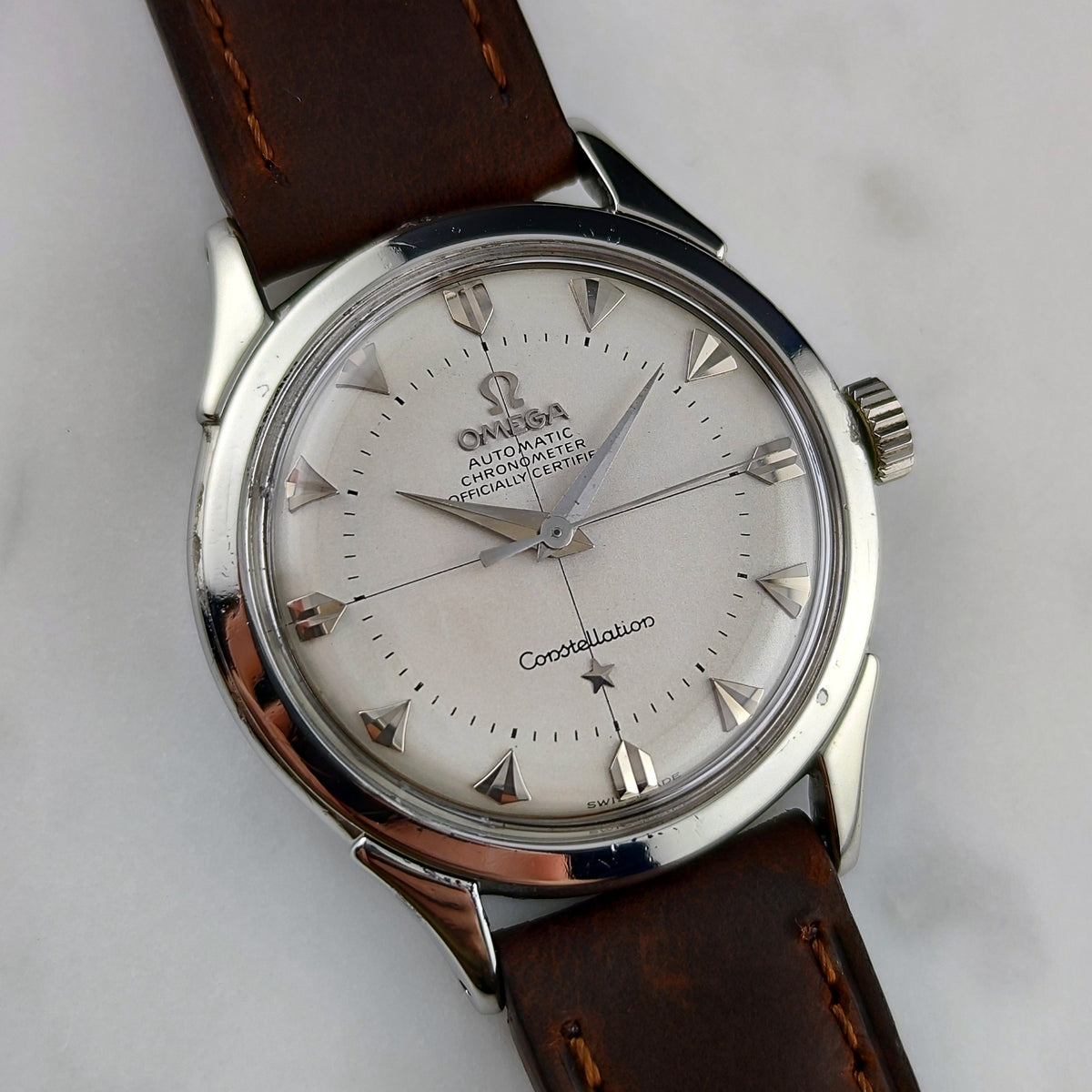 Omega Constellation Chronometer White Dial Special Index 1956 with Box – Vorderansicht in Schrägansicht mit Zifferblatt