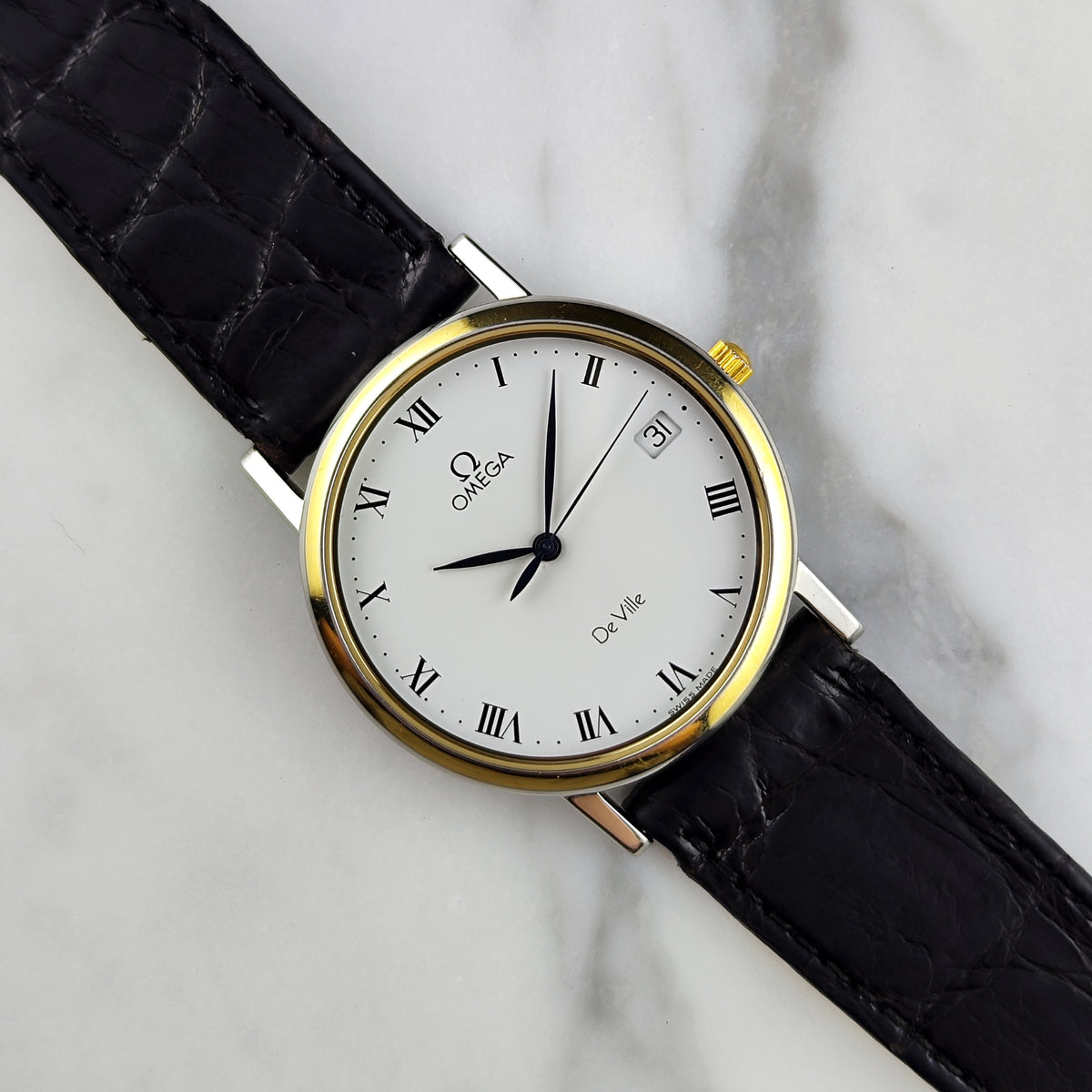 Omega De Ville Two Tone White Dial 1993 with Box – Vorderansicht auf Marmorfläche