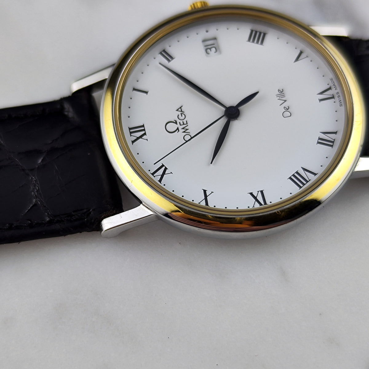 Omega De Ville Two Tone White Dial 1993 with Box – Zifferblatt in Nahaufnahme mit Seitenansicht
