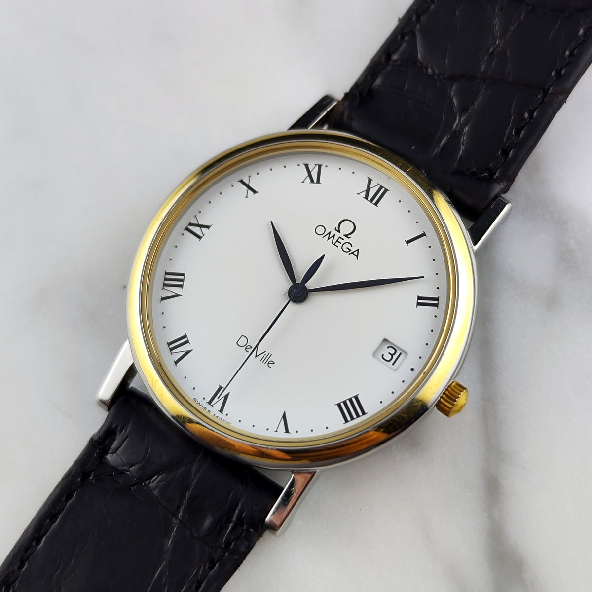 Omega De Ville Two Tone White Dial 1993 with Box – Vorderansicht mit Zifferblatt und Lederarmband