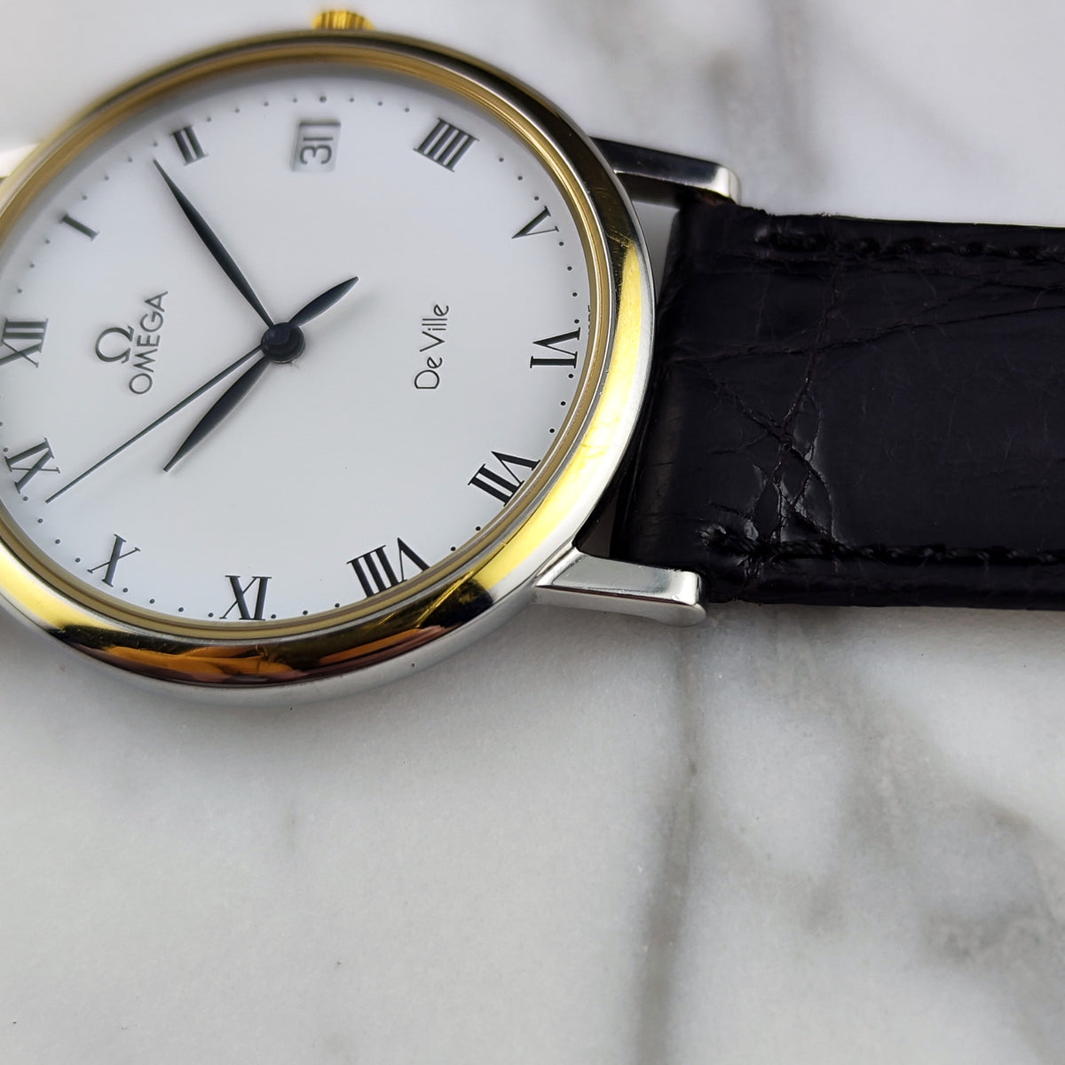 Omega De Ville Two Tone White Dial 1993 with Box – Zifferblatt und Lederband in Nahaufnahme