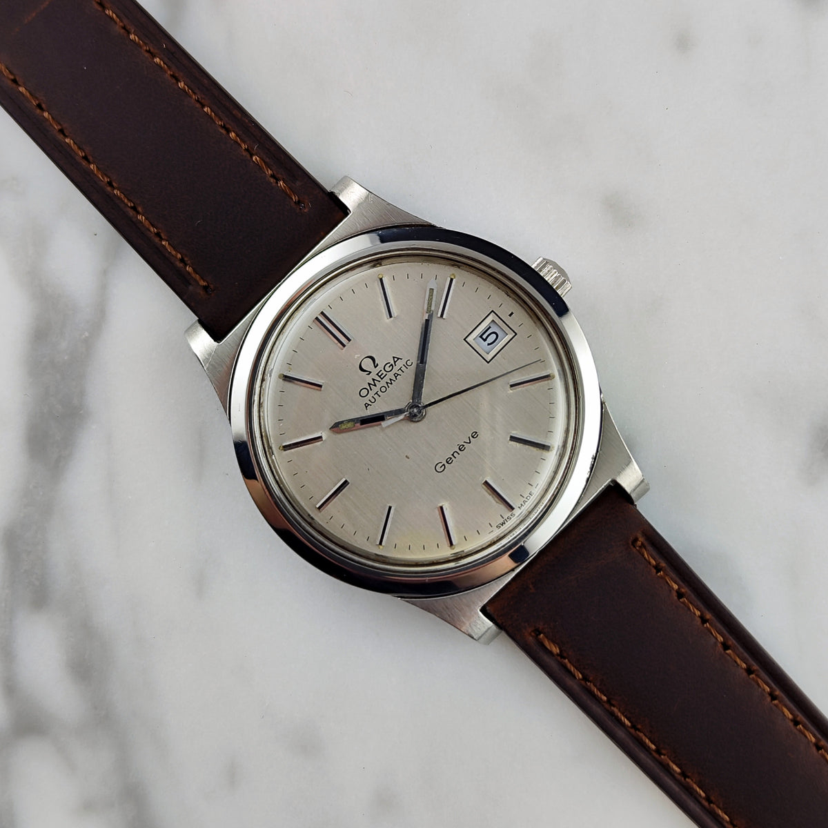 Omega Genéve Automatic Silver Dial Date 1974 Serviced 10/2026 – Ansicht schräg mit Lederband