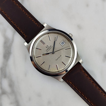 Omega Genéve Automatic Silver Dial Date 1974 Serviced 10/2026 – Ansicht schräg mit Lederband