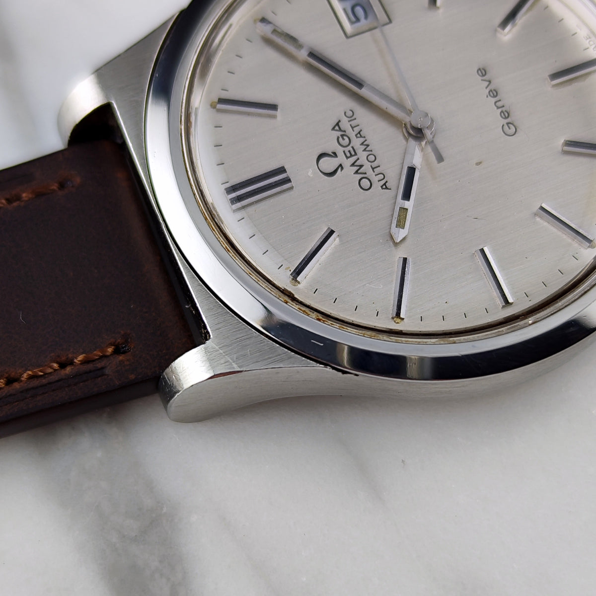 Omega Genéve Automatic Silver Dial Date 1974 Serviced 10/2026 – Seitenansicht mit Krone und Zifferblatt