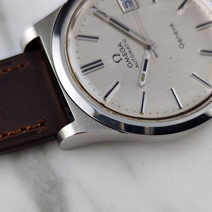 Omega Genéve Automatic Silver Dial Date 1974 Serviced 10/2026 – Seitenansicht mit Krone und Zifferblatt
