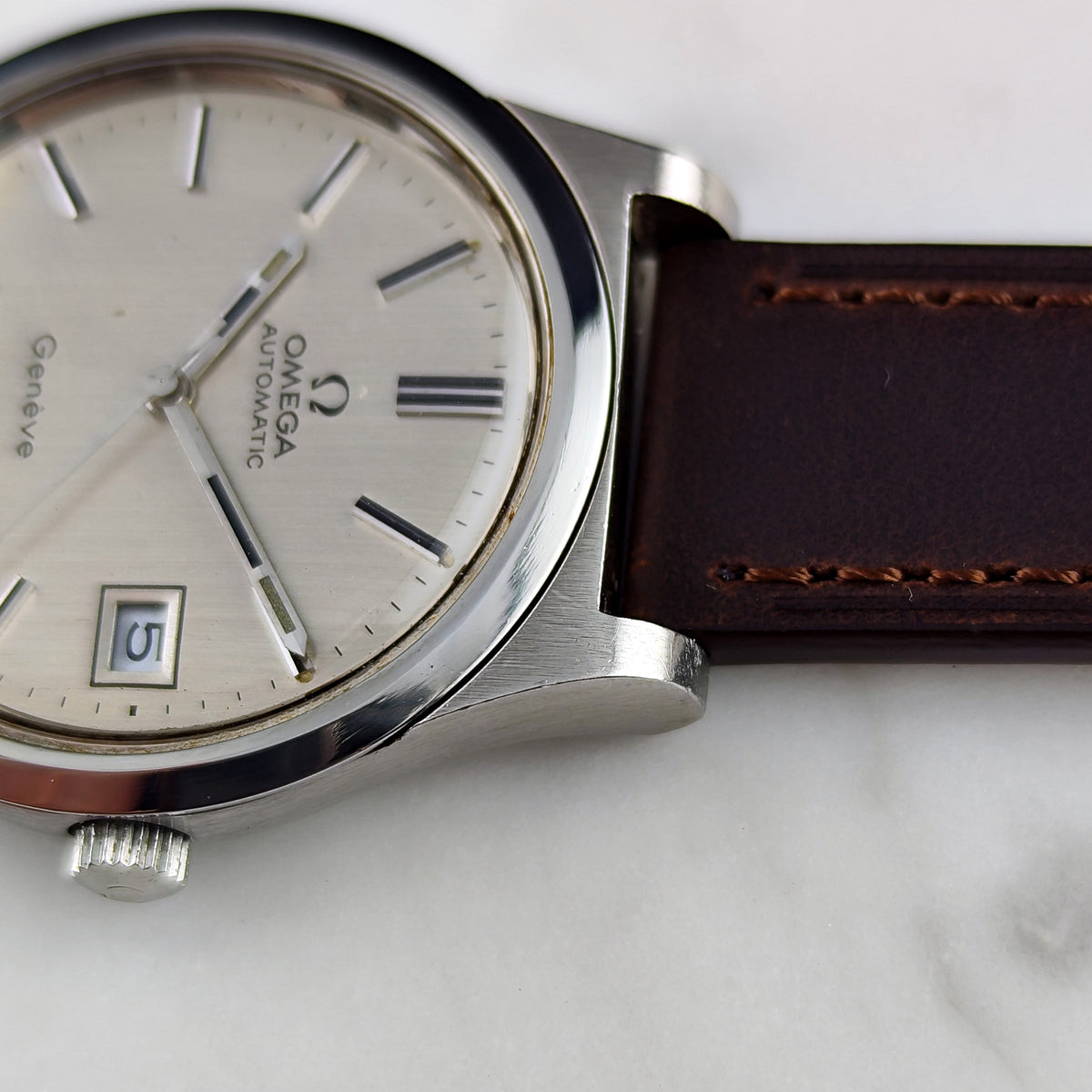 Omega Genéve Automatic Silver Dial Date 1974 Serviced 10/2026 – Seitenansicht mit Krone und Band