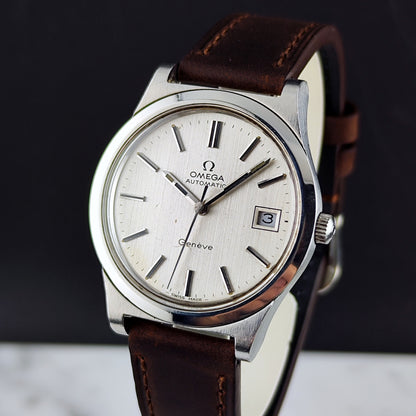Omega Genéve Automatic Silver Dial Date 1974 Serviced 10/2026 – Schrägansicht mit Zifferblatt und Krone