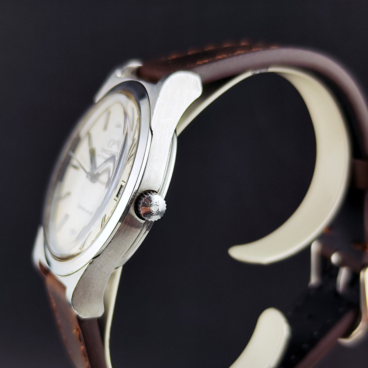 Omega Genéve Automatic Silver Dial Date 1974 Serviced 10/2026 – Seitenansicht mit Krone