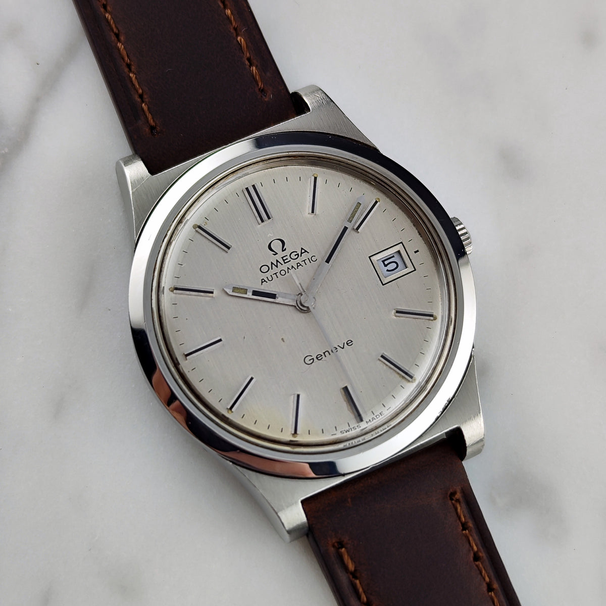 Omega Genéve Automatic Silver Dial Date 1974 Serviced 10/2026 – Zifferblatt in Schrägansicht mit Datum