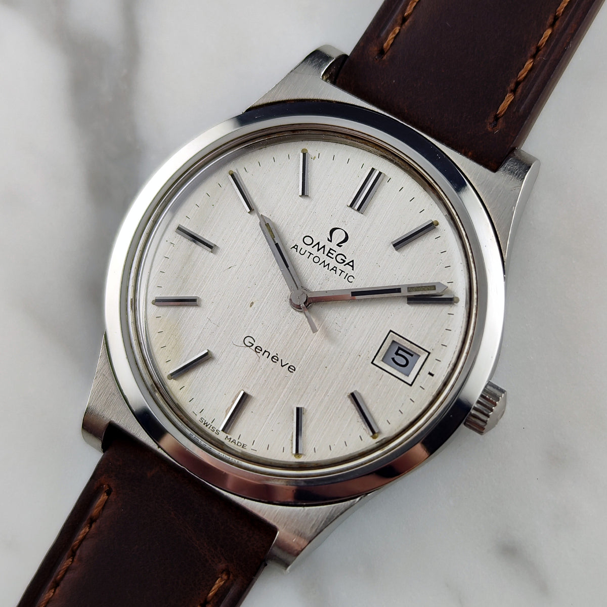 Omega Genéve Automatic Silver Dial Date 1974 Serviced 10/2026 – Frontansicht mit Zifferblatt und Datum