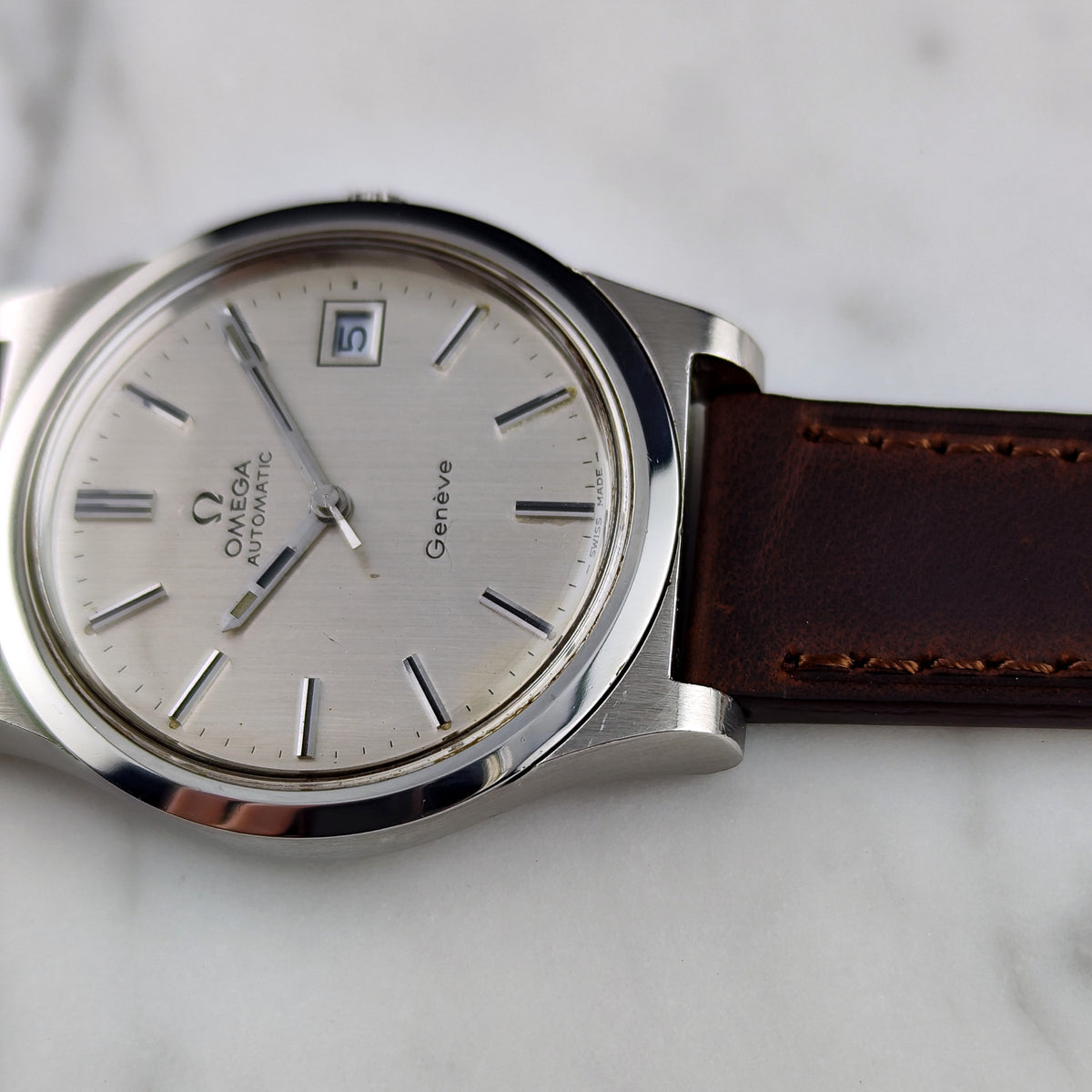Omega Genéve Automatic Silver Dial Date 1974 Serviced 10/2026 – Zifferblatt in Nahaufnahme mit Datum