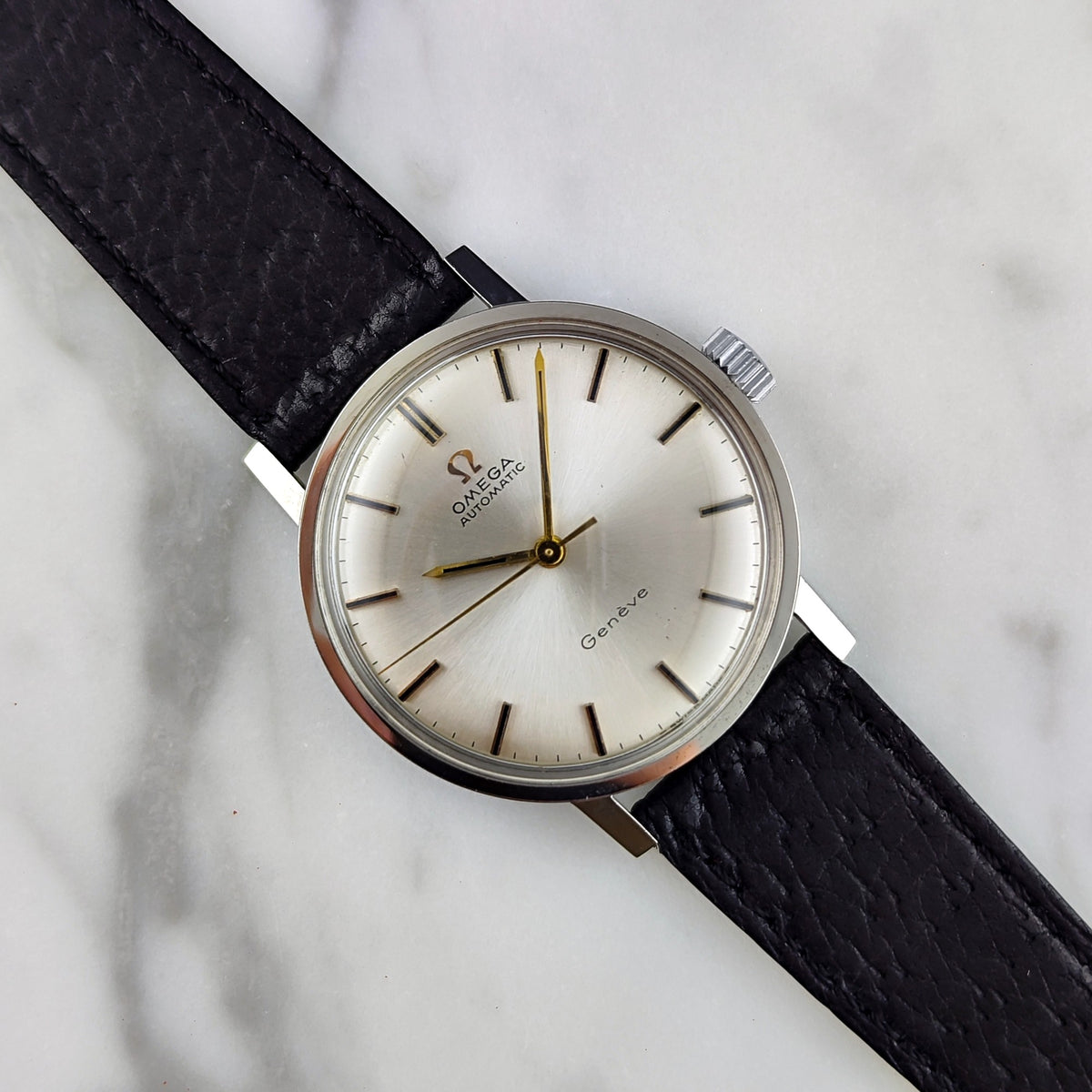 Omega Genéve Automatic Silver Gold Index Dial 1968 – Vorderansicht auf Zifferblatt und Armband