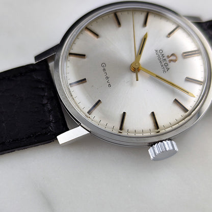 Omega Genéve Automatic Silver Gold Index Dial 1968 – Zifferblatt in Nahaufnahme mit Krone