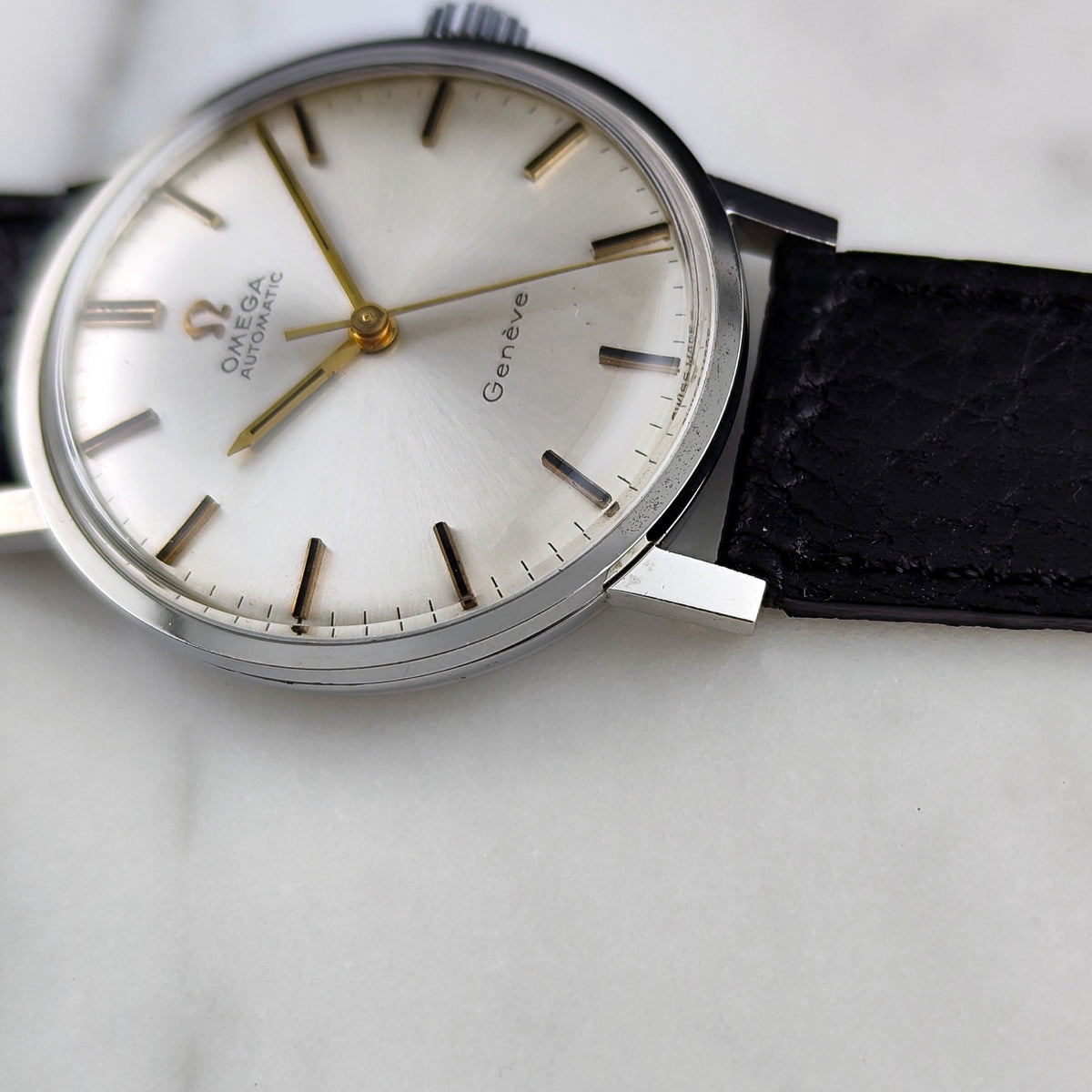 Omega Genéve Automatic Silver Gold Index Dial 1968 – Seitenansicht mit Krone und Zifferblatt