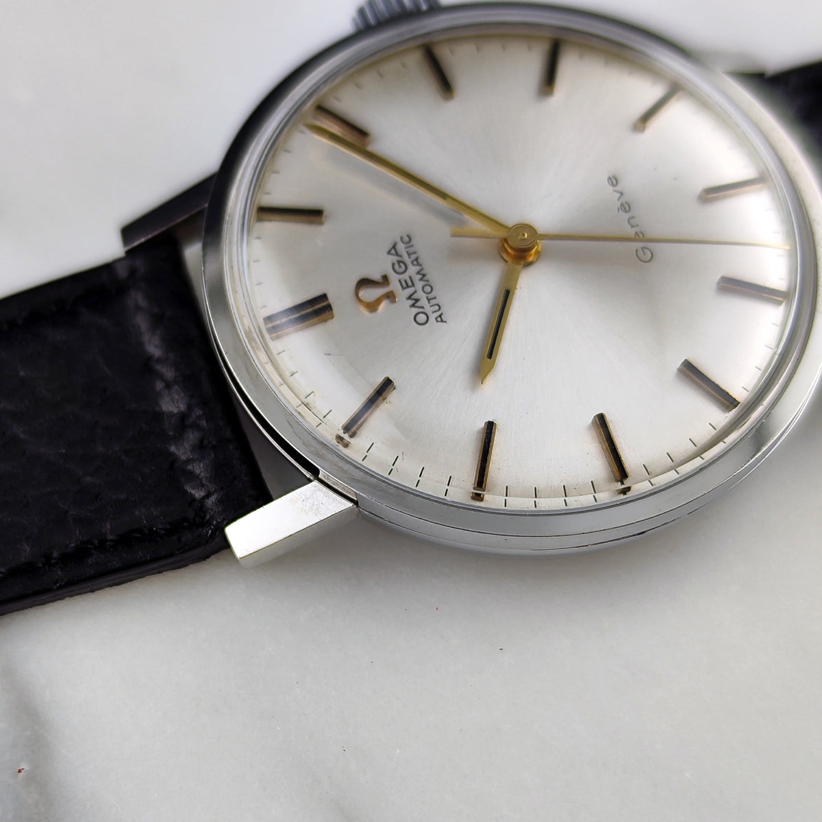 Omega Genéve Automatic Silver Gold Index Dial 1968 – Zifferblatt in Nahaufnahme mit Seitenansicht
