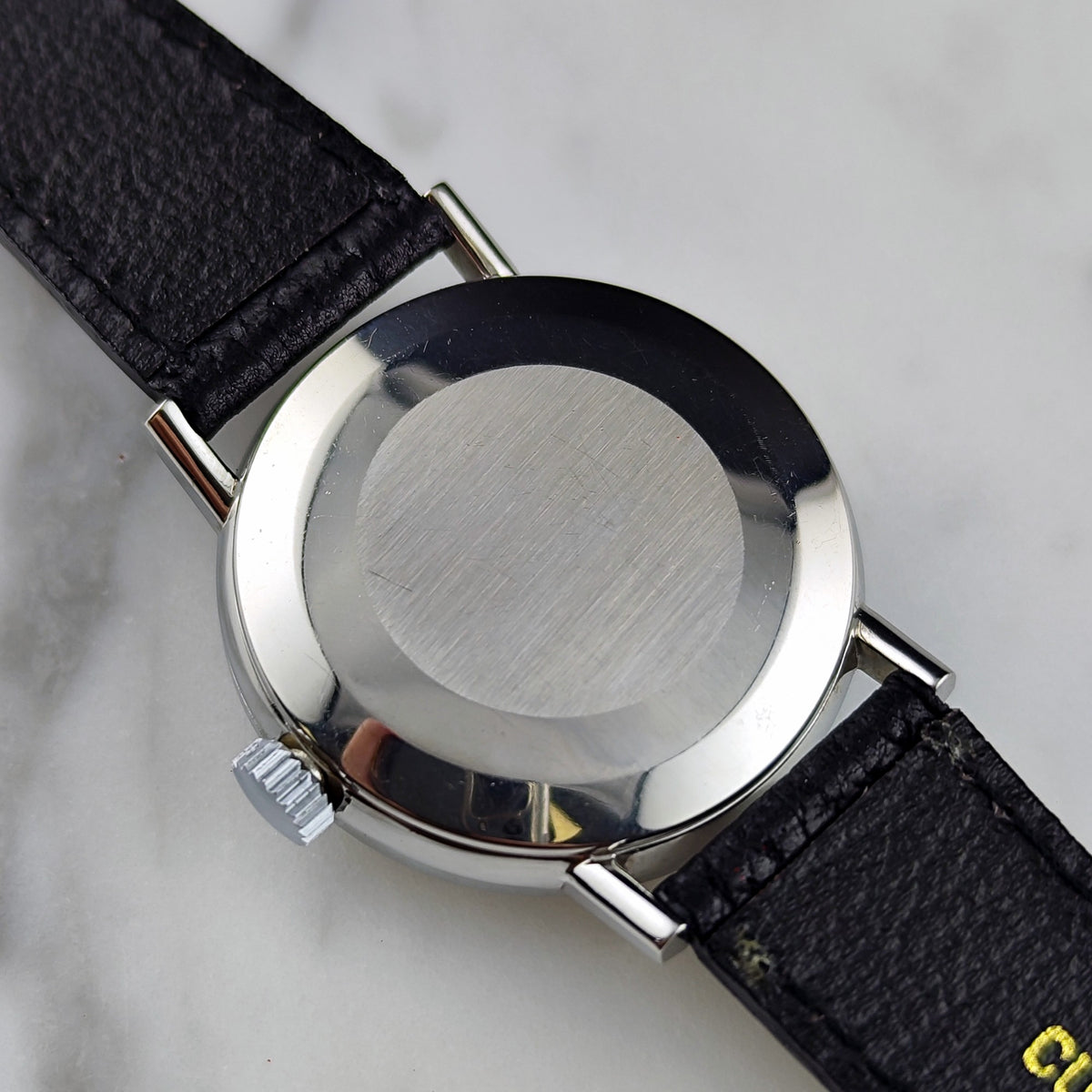 Omega Genéve Automatic Silver Gold Index Dial 1968 – Gehäuseboden mit Krone