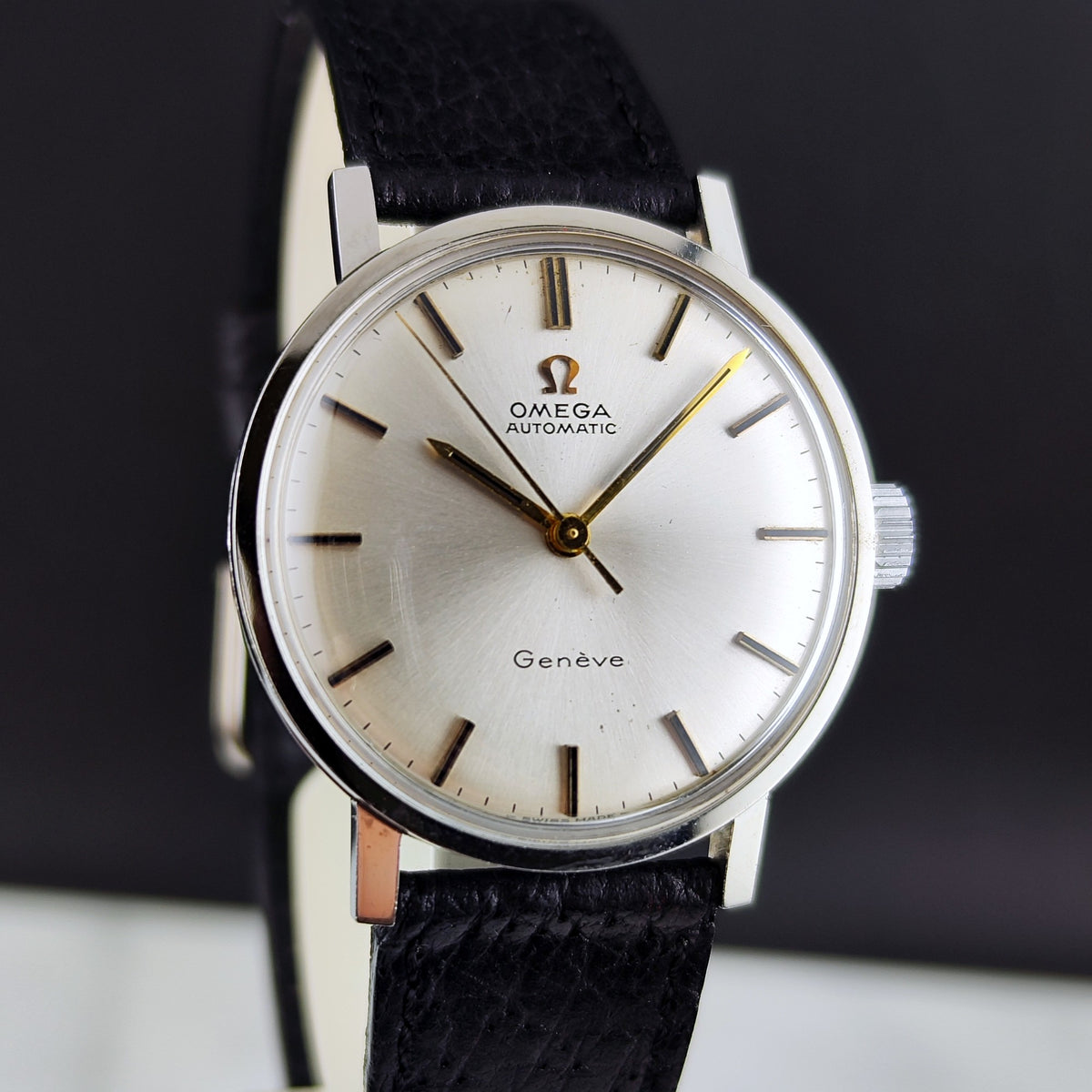 Omega Genéve Automatic Silver Gold Index Dial 1968 – Vorderansicht mit Zifferblatt und Krone