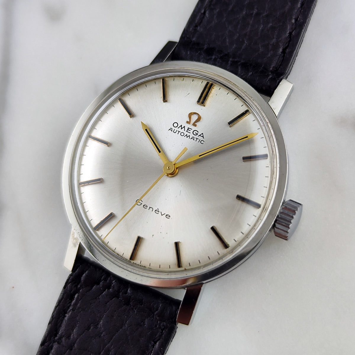 Omega Genéve Automatic Silver Gold Index Dial 1968 – Zifferblatt in Nahaufnahme mit Indizes