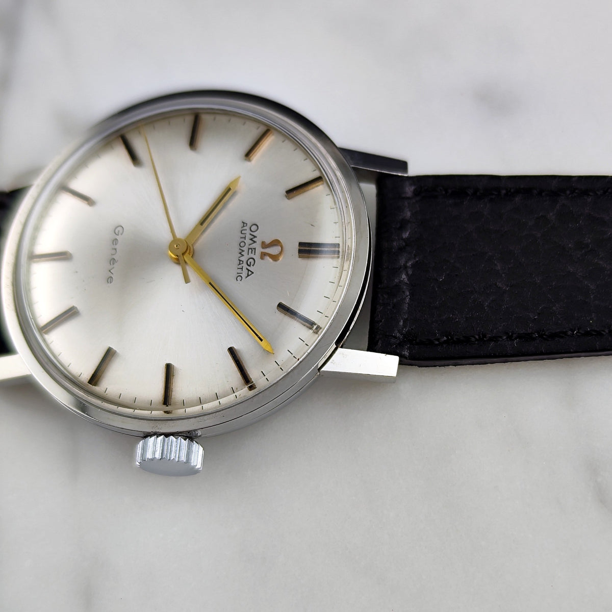 Omega Genéve Automatic Silver Gold Index Dial 1968 – Zifferblatt mit Krone in Nahaufnahme