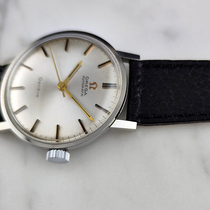 Omega Genéve Automatic Silver Gold Index Dial 1968 – Zifferblatt mit Krone in Nahaufnahme