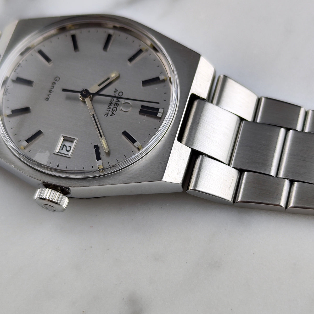 Omega Genéve Automatic Steel 1972 Dial Bracelet Serviced 10/2026 – Seitenansicht mit Krone und Armband