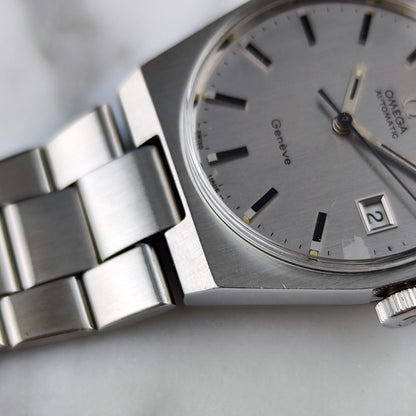 Omega Genéve Automatic Steel 1972 Dial Bracelet Serviced 10/2026 – Seitenansicht mit Krone und Zifferblatt