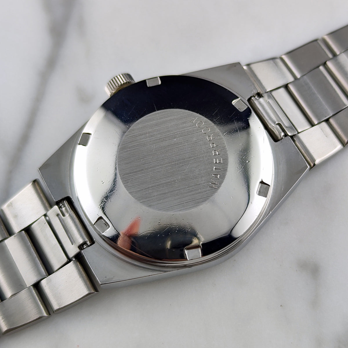 Omega Genéve Automatic Steel 1972 Dial Bracelet Serviced 10/2026 – Gehäuseboden mit Gravur