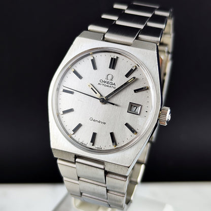 Omega Genéve Automatic Steel 1972 Dial Bracelet Serviced 10/2026 – Schrägansicht mit Armband und Krone