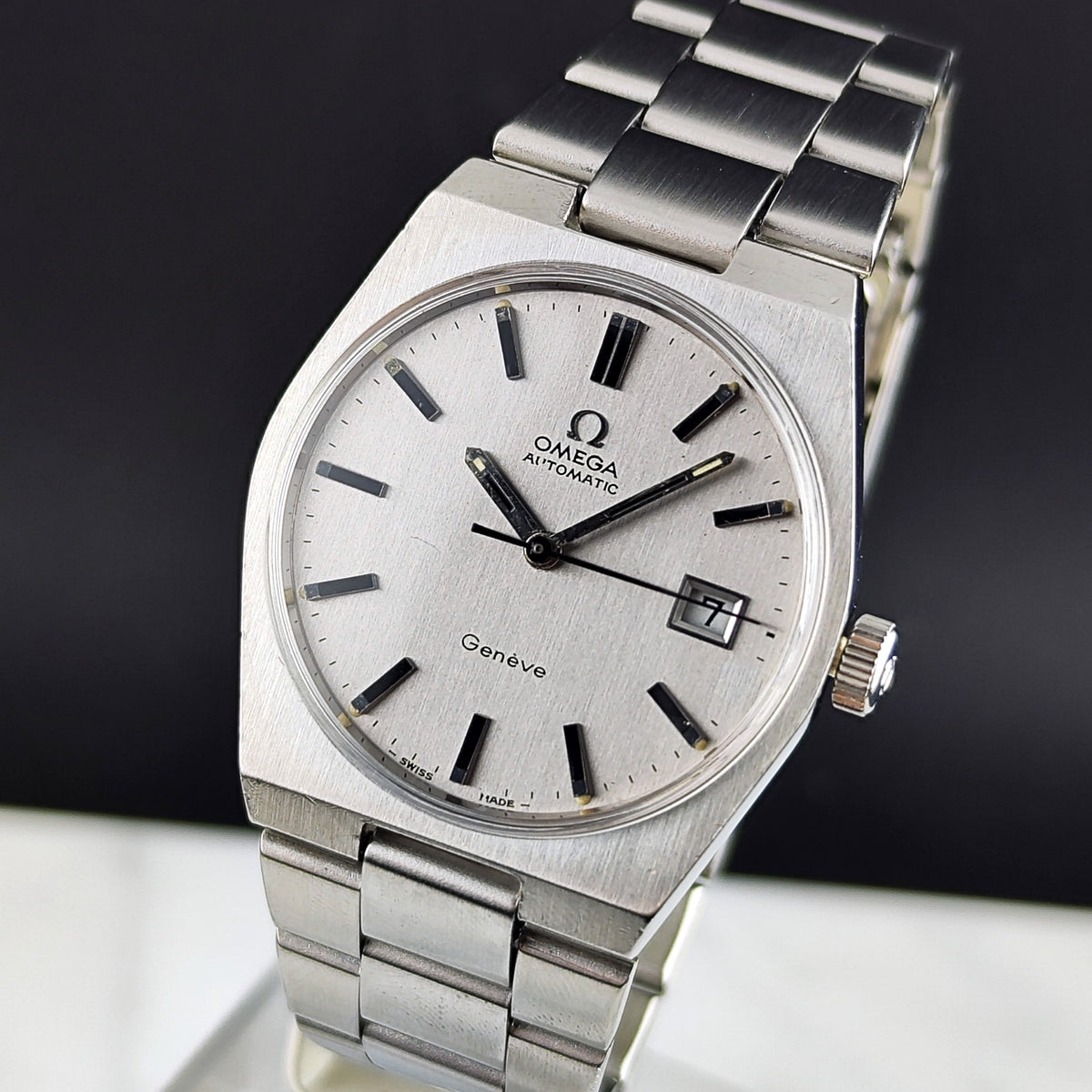 Omega Genéve Automatic Steel 1972 Dial Bracelet Serviced 10/2026 – Schrägansicht mit Zifferblatt und Armband