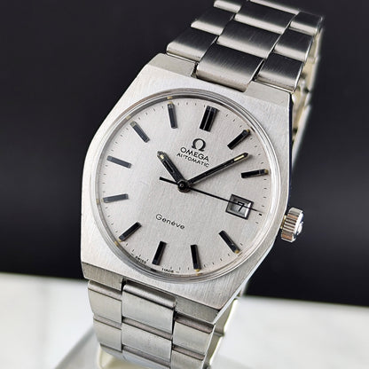 Omega Genéve Automatic Steel 1972 Dial Bracelet Serviced 10/2026 – Schrägansicht mit Zifferblatt und Armband