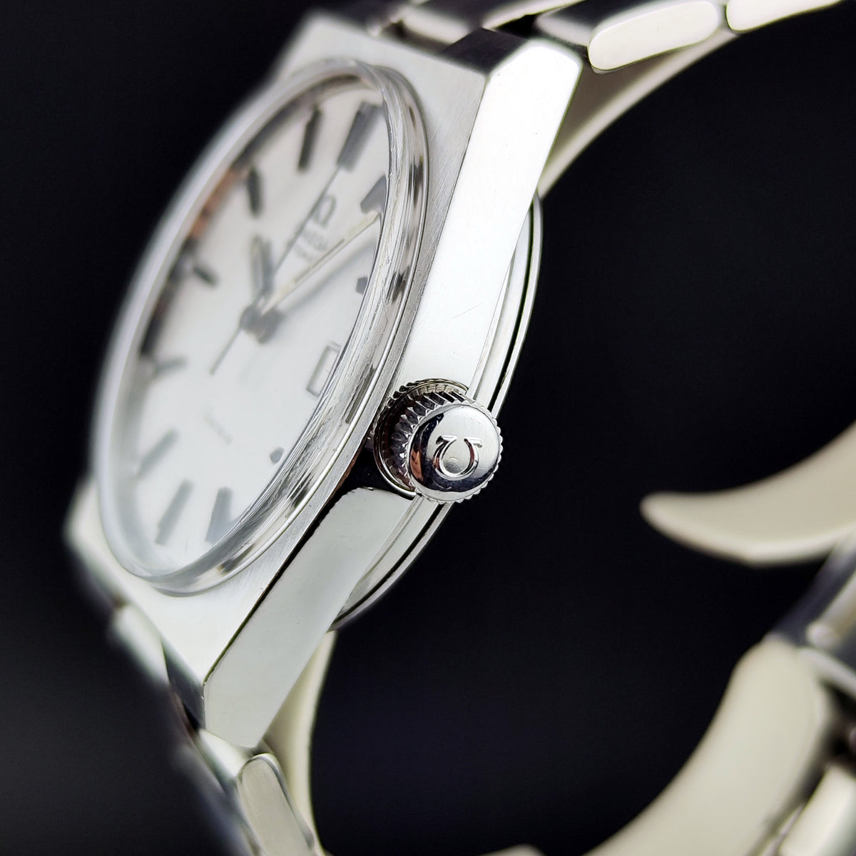 Omega Genéve Automatic Steel 1972 Dial Bracelet Serviced 10/2026 – Seitenansicht mit Krone