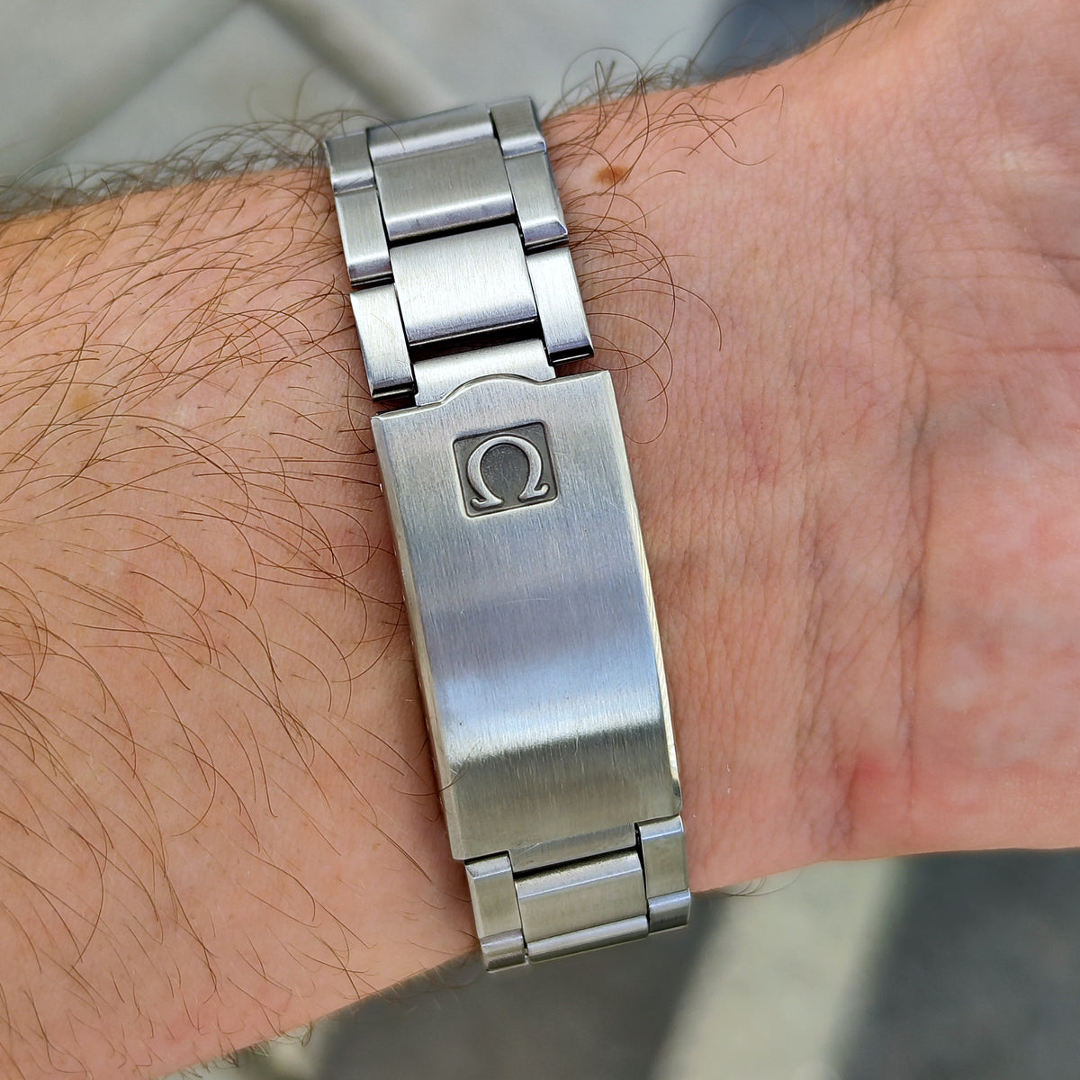 Omega Genéve Automatic Steel 1972 Dial Bracelet Serviced 10/2026 – Armband und Schließe am Handgelenk