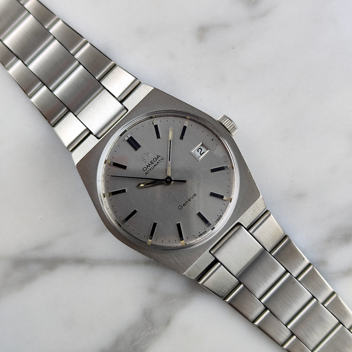 Omega Genéve Automatic Steel 1972 Dial Bracelet Serviced 10/2026 – Schrägansicht mit Zifferblatt und Armband