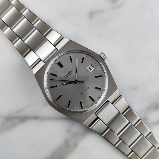 Omega Genéve Automatic Steel 1972 Dial Bracelet Serviced 10/2026 – Schrägansicht mit Zifferblatt und Armband