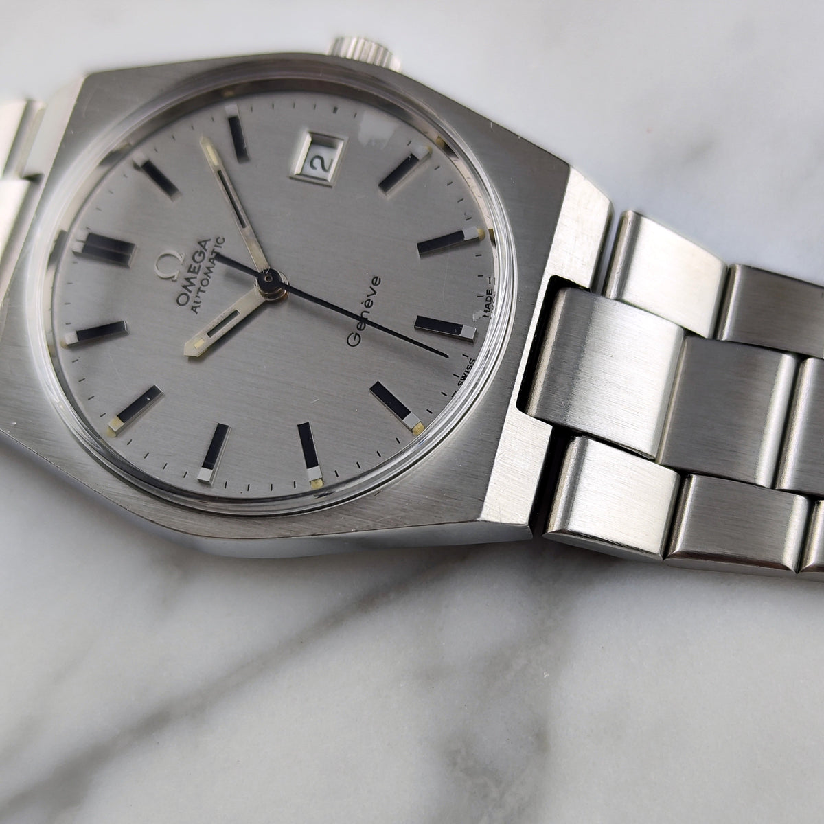 Omega Genéve Automatic Steel 1972 Dial Bracelet Serviced 10/2026 – Seitenansicht mit Zifferblatt und Armband