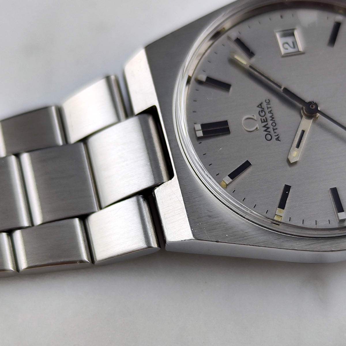 Omega Genéve Automatic Steel 1972 Dial Bracelet Serviced 10/2026 – Seitenansicht mit Gehäuse und Armband