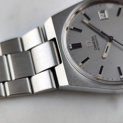 Omega Genéve Automatic Steel 1972 Dial Bracelet Serviced 10/2026 – Seitenansicht mit Gehäuse und Armband