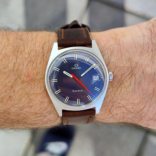 Omega Genéve Blue Dial Rare 1968 Serviced 10/2026 – Am Handgelenk, Vorderansicht