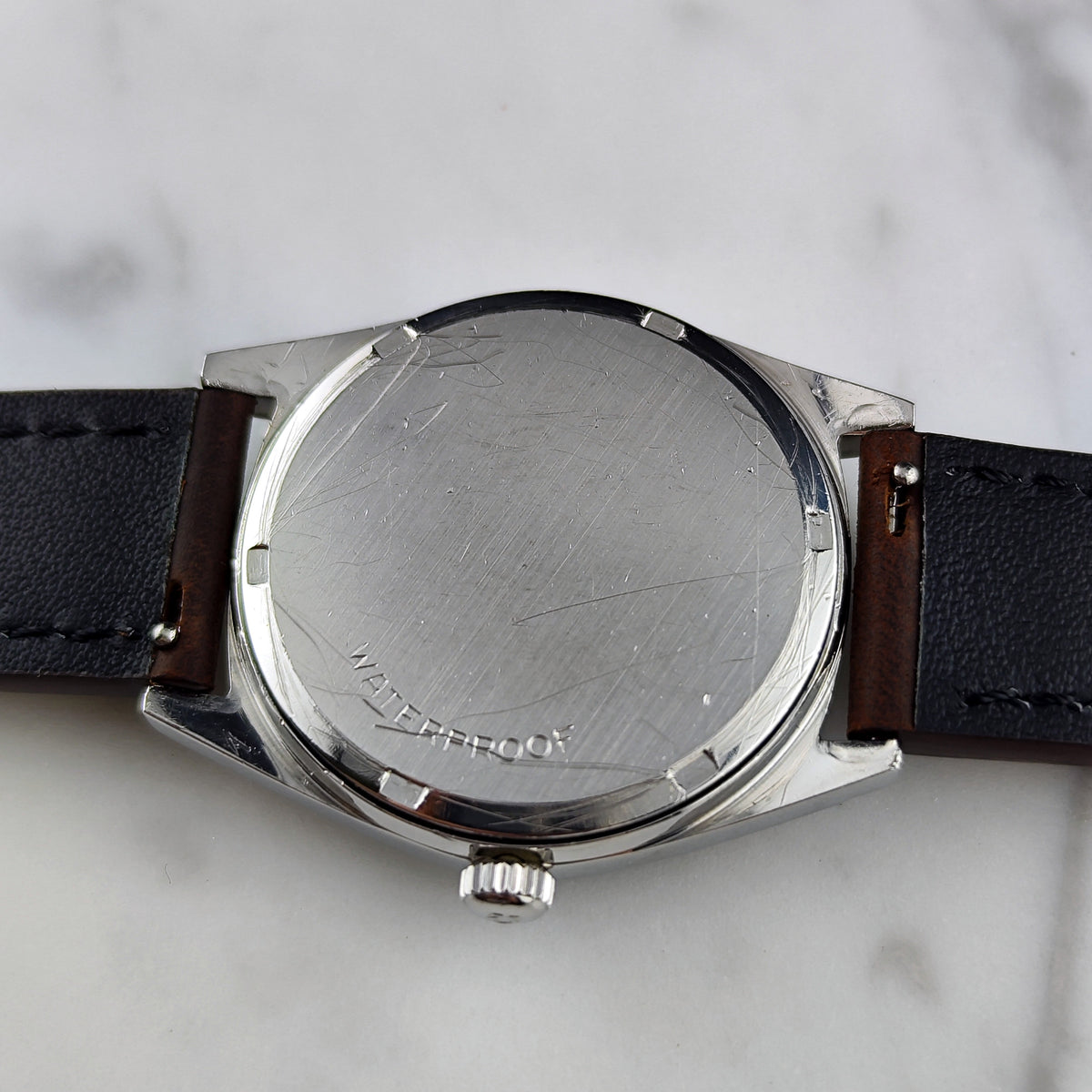 Omega Genéve Blue Dial Rare 1968 Serviced 10/2026 – Gehäuseboden mit Gravur