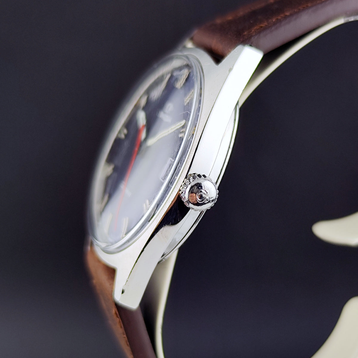 Omega Genéve Blue Dial Rare 1968 Serviced 10/2026 – Seitenansicht mit Krone