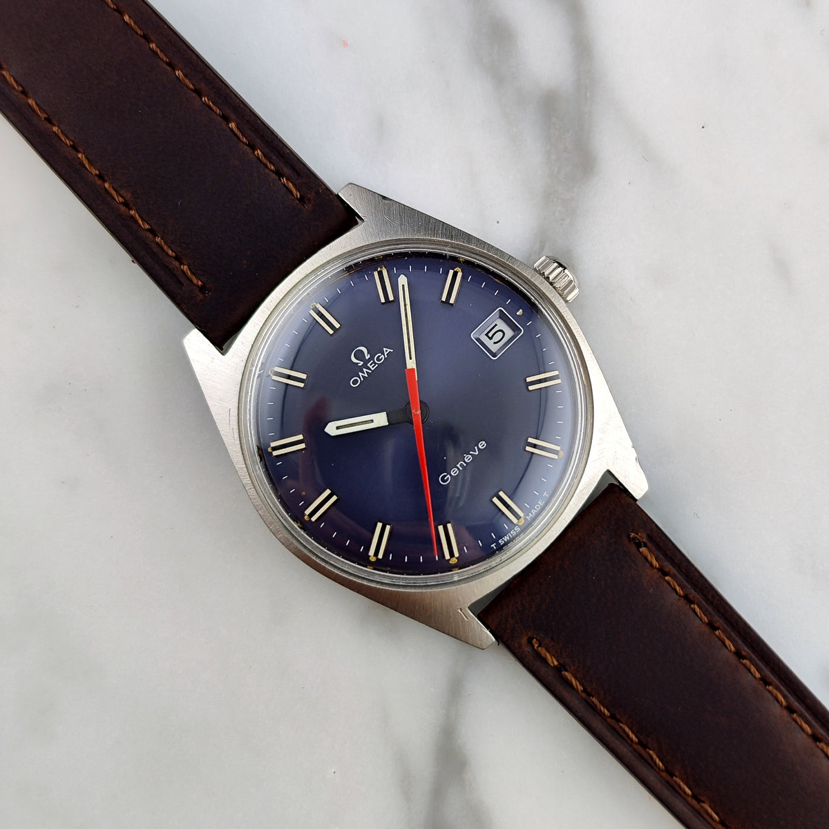 Omega Genéve Blue Dial Rare 1968 Serviced 10/2026 – Vorderansicht Zifferblatt mit Datum