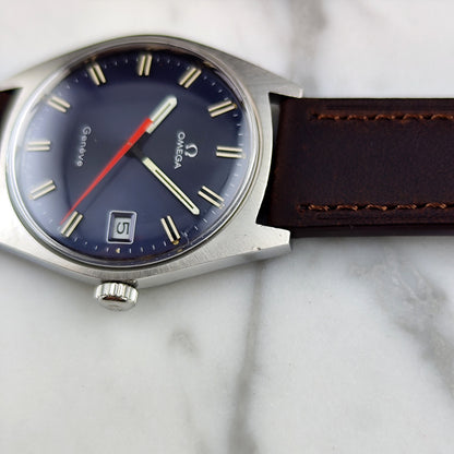 Omega Genéve Blue Dial Rare 1968 Serviced 10/2026 – Zifferblatt in Nahaufnahme mit Seitenansicht