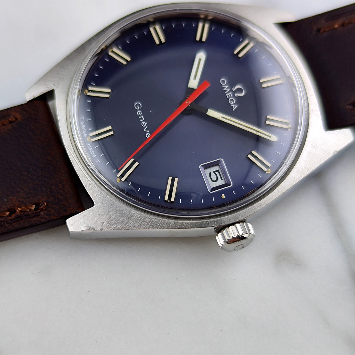 Omega Genéve Blue Dial Rare 1968 Serviced 10/2026 – Zifferblatt mit Datumsfenster in Nahaufnahme