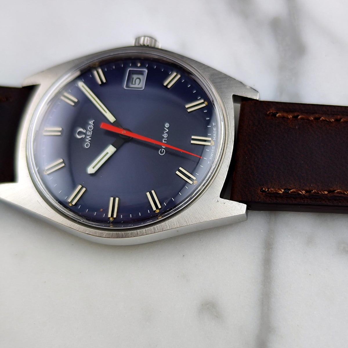 Omega Genéve Blue Dial Rare 1968 Serviced 10/2026 – Seitenansicht mit Krone und Zifferblatt