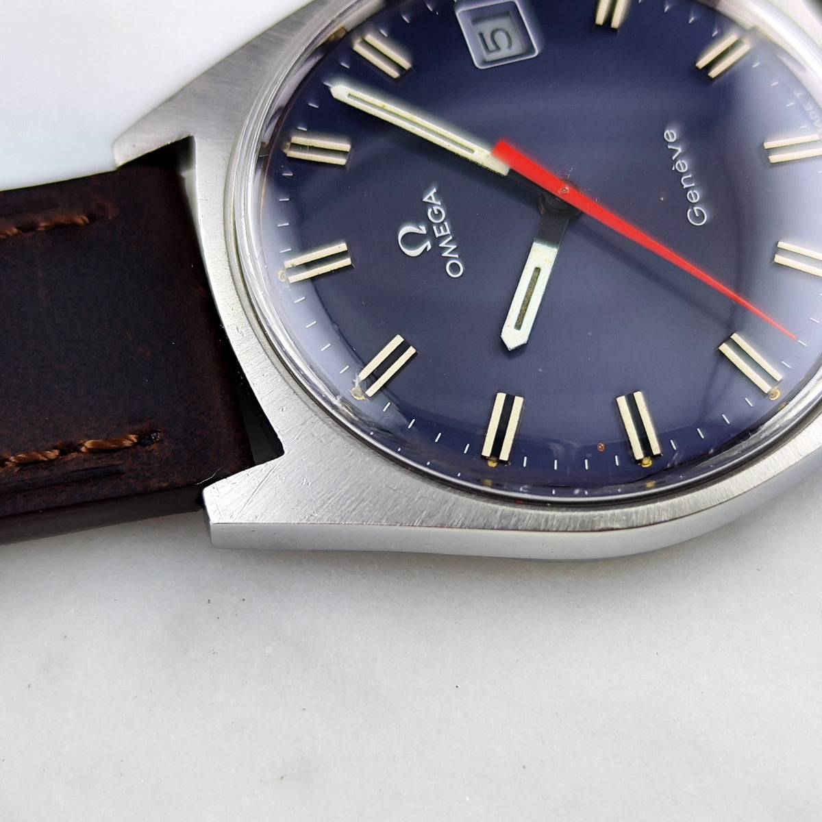 Omega Genéve Blue Dial Rare 1968 Serviced 10/2026 – Zifferblatt mit Lederband in Nahaufnahme