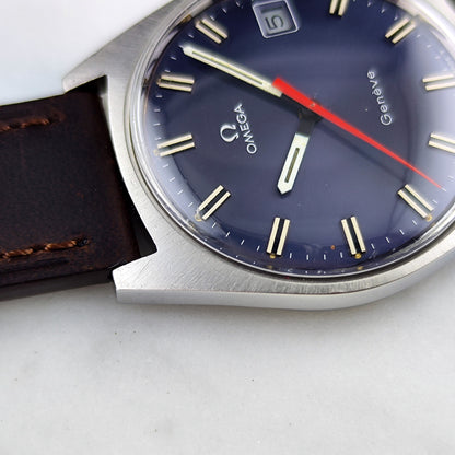 Omega Genéve Blue Dial Rare 1968 Serviced 10/2026 – Zifferblatt mit Lederband in Nahaufnahme