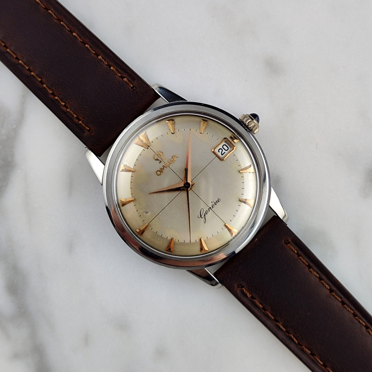 Omega Genéve Crosshair Dial 1961 – Schrägansicht auf Zifferblatt mit Datumsfenster